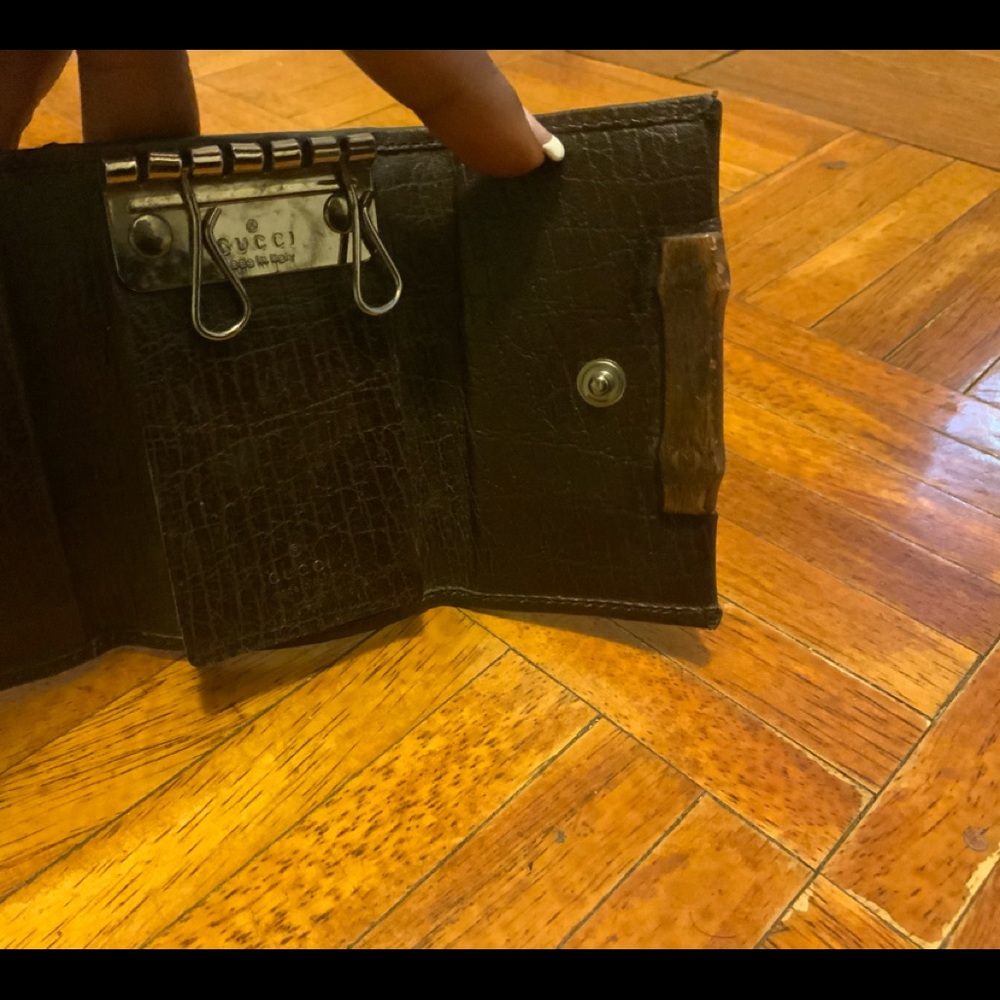 Gucci Key Holder
Good condition with a few links missing.
Bundle to Save